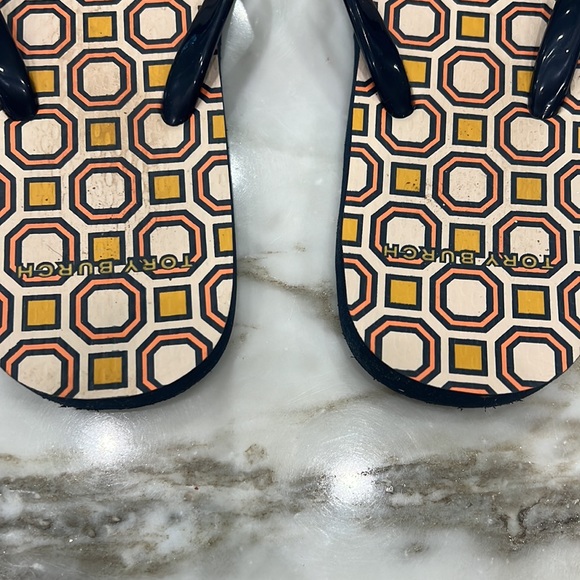 Tory Burch Flip Flops. SZ 7. Navy patent thong. Navy gold logo. - Picture 3 of 5